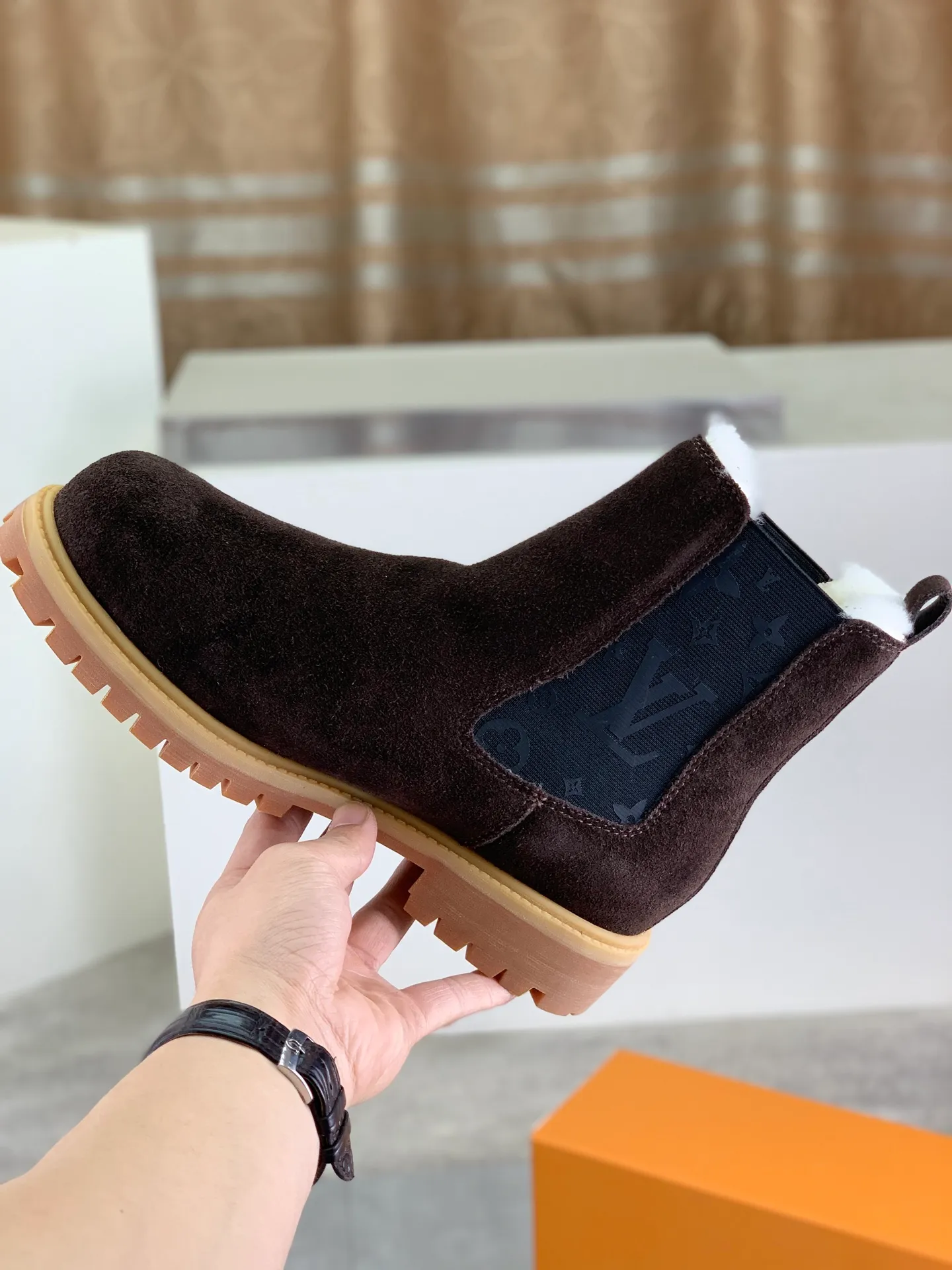 Factory price P900 💰💎💎💎High version of new men's shoes. Purchasing quality◾️◽️LV～Louis Vuitton boots series! by Virgin Abloh The most beautiful sneakers, Lv Brand strongly recommends new products, official website limited edition retro basketball sneakers! Both the high-top and low-top models spent money to purchase 1:1 accurate reproductions of the originals. The details are invincible and full of sincerity. The imported custom-made original frosted cowhide leather is packaged in the same way as the originals. The details are 100% restored. The privately customized originals are combined into a non-slip, wear-resistant and lightweight foam outsole. It is different from other brands. Without the original version, this effect cannot be achieved! L’s best-looking men’s shoes in the past, don’t miss it! Calfskin lining: Imported water-dyed cowhide lining/foot pad Outsole: lightweight foaming and non-slip Size: Men's 39-44 (38, 45 customized, non-refundable)